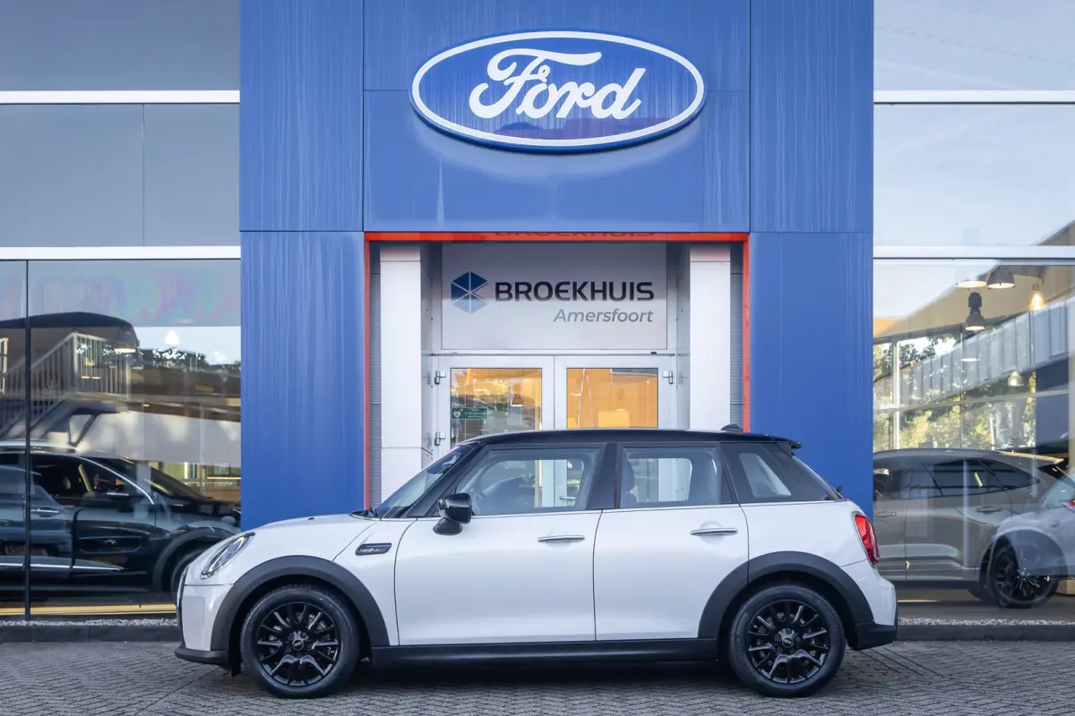 1.5 Cooper Camden Edition | Cruise control | Clima | Apple Carplay/Android Auto | Parkeersensoren | Zwart dak | Apple Carplay/Android Auto|telefoonintegratie premium | Parkeersensor achter