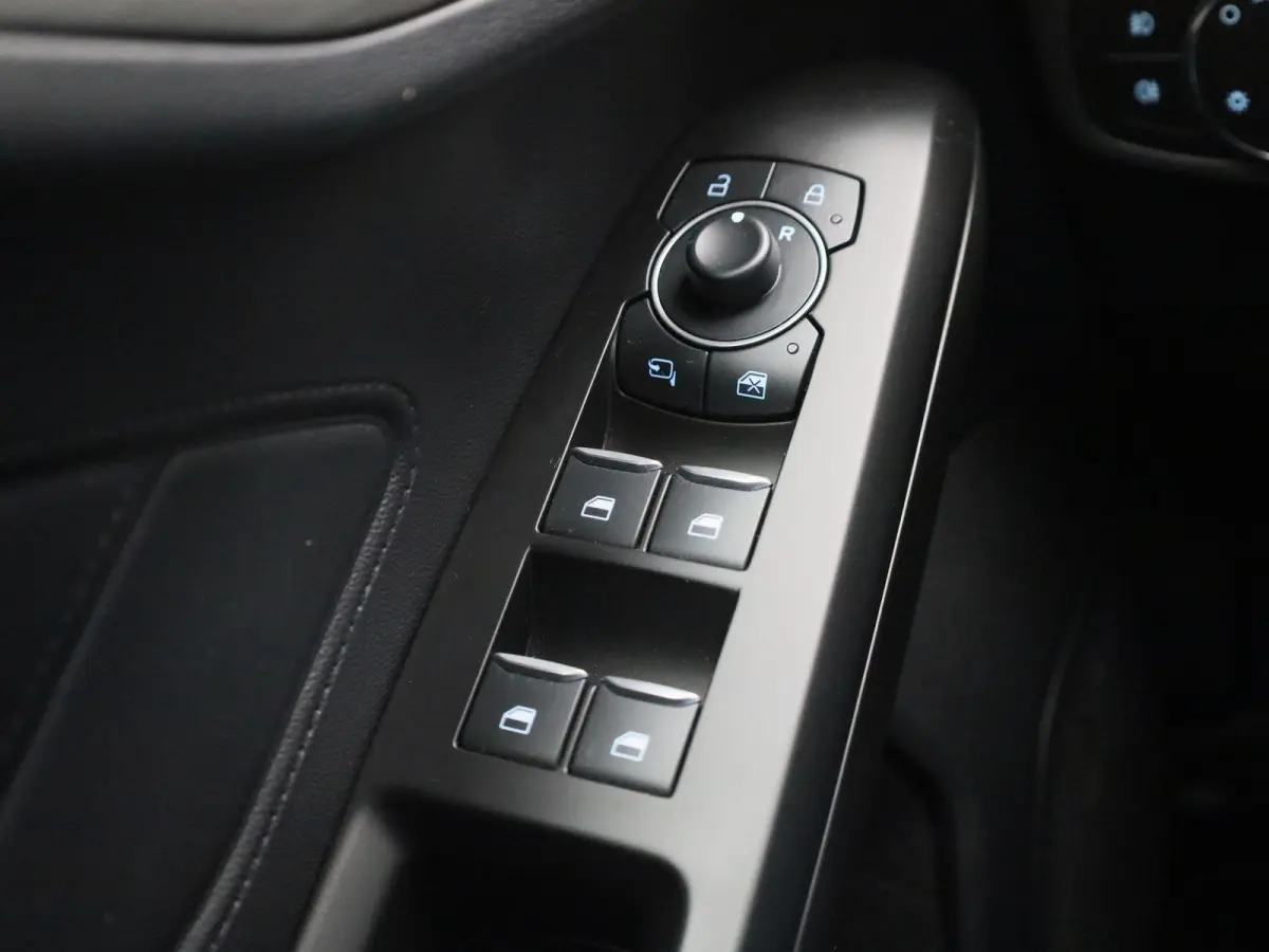 1.0 EcoBoost Hybrid Titanium | Navigatie | Groot scherm | Apple Carplay / Android Auto | Climate Control | Cruise Control | Parkeersensoren | DAB | Bluetooth |