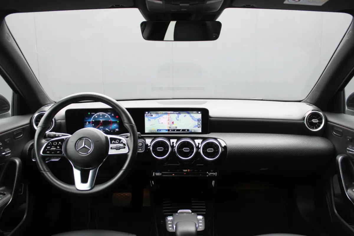 180 AUT7 Business Line NIGHT PAKKET WIDESCREEN CARPLAY CAMERA