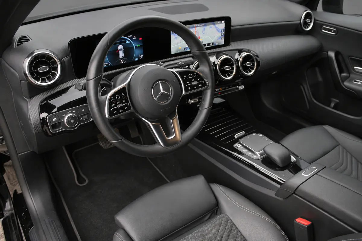 180 AUT7 Business Line NIGHT PAKKET WIDESCREEN CARPLAY CAMERA