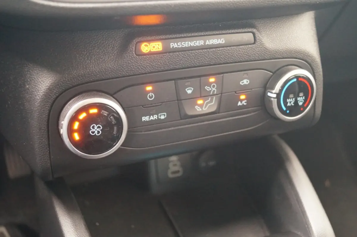 1.0 EcoBoost 124pk Hybrid Connected -NAVI-AIRCO-PDC-