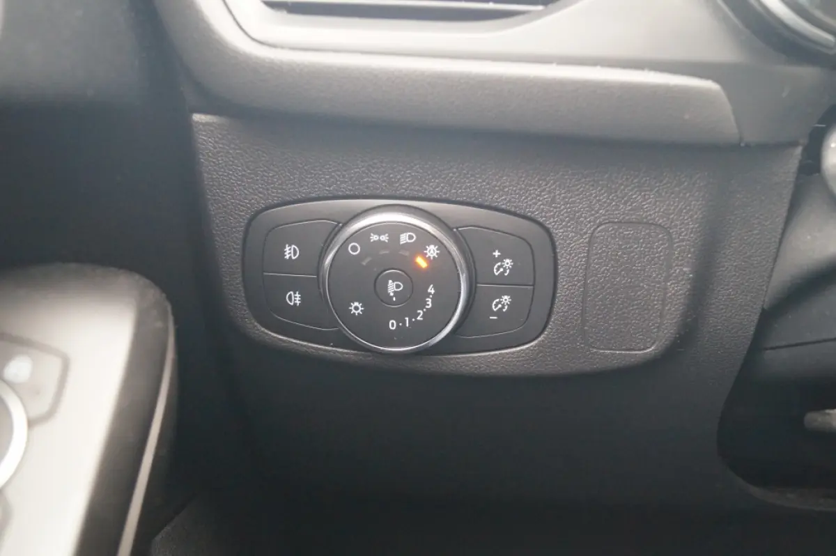 1.0 EcoBoost 124pk Hybrid Connected -NAVI-AIRCO-PDC-