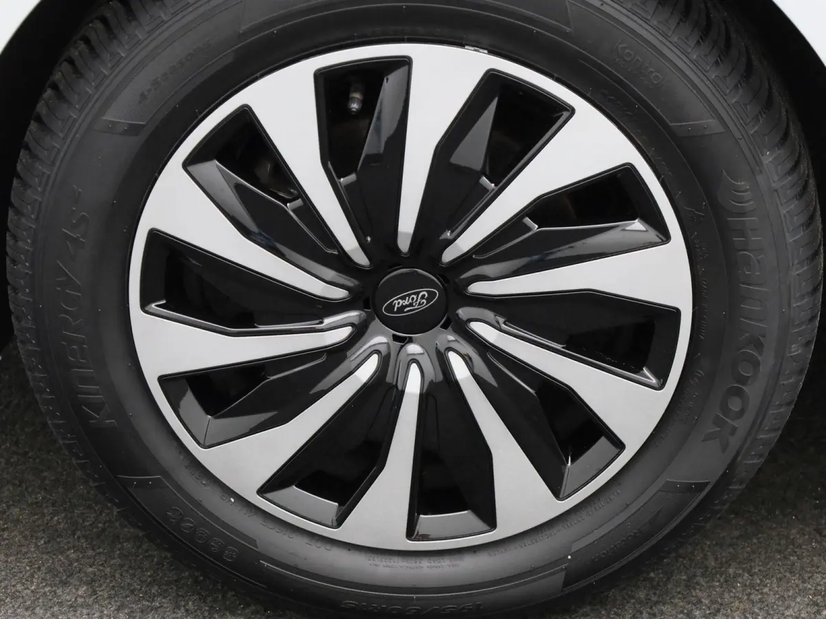 1.0 EcoBoost Hybrid Titanium | Parkeer sensoren | Cruise Control | Bluetooth | Climate control | Apple carplay / Android auto | LED