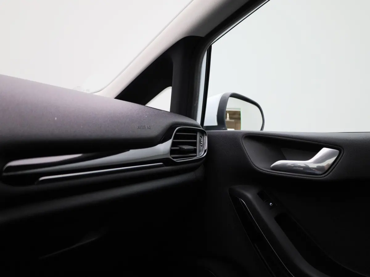 1.0 EcoBoost Hybrid Titanium | Parkeer sensoren | Cruise Control | Bluetooth | Climate control | Apple carplay / Android auto | LED