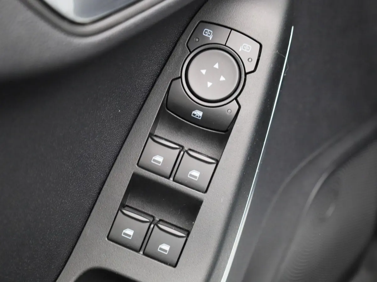 1.0 EcoBoost Hybrid Titanium | Parkeer sensoren | Cruise Control | Bluetooth | Climate control | Apple carplay / Android auto | LED