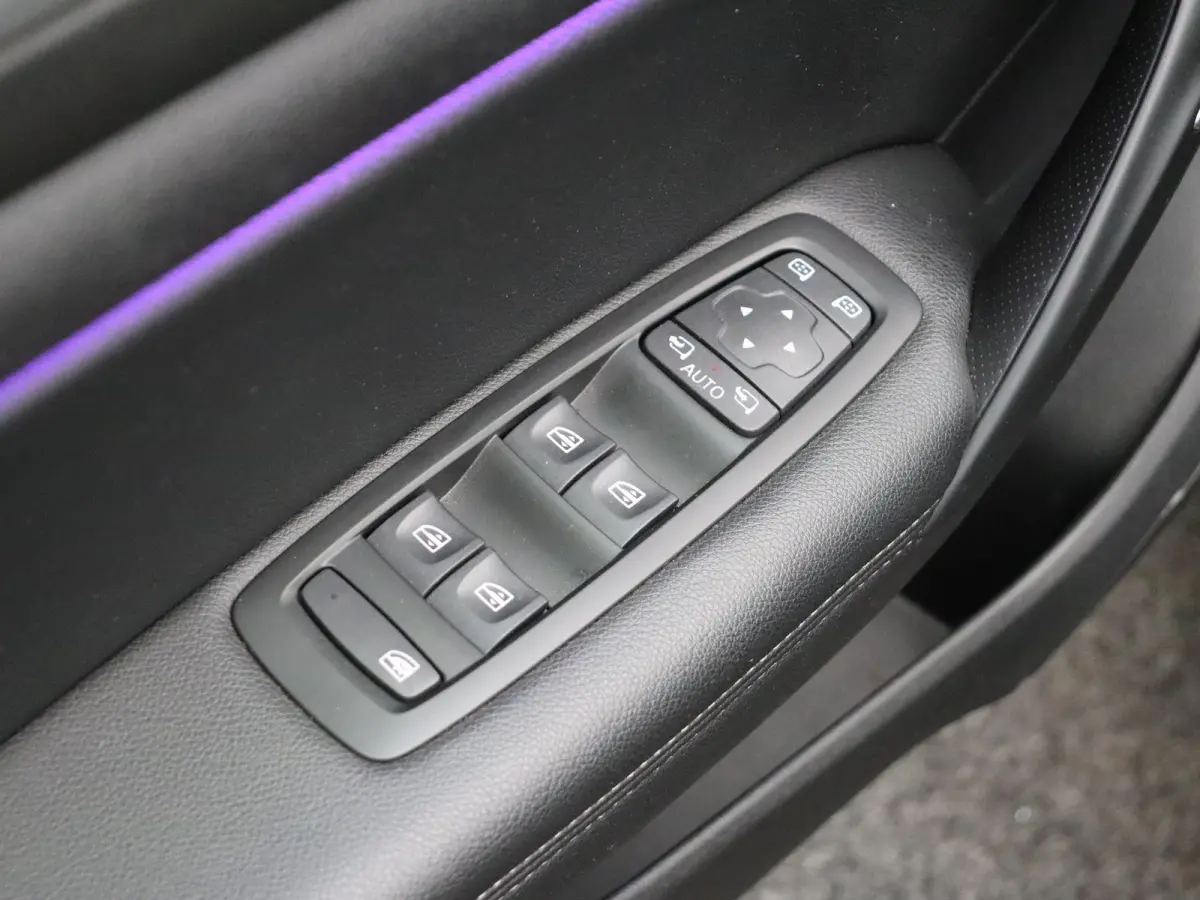 1.3 TCe Business Edition One | Trekhaak | Heads up display | Elektrisch verstelbare stoelen | 1ste Eigenaar |