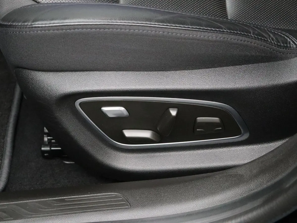 1.3 TCe Business Edition One | Trekhaak | Heads up display | Elektrisch verstelbare stoelen | 1ste Eigenaar |