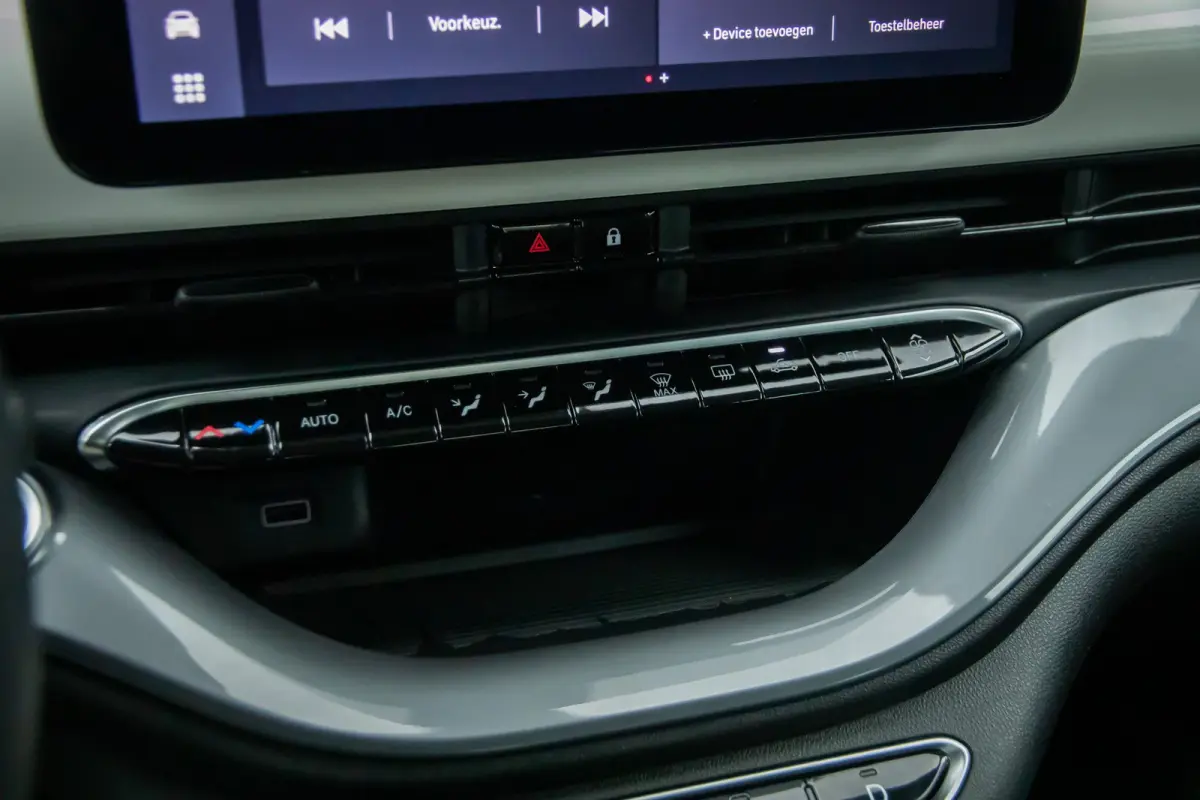 Icon 42 kWh | Achteruitrijcamera | Cruise Control | Keyless start | Parkeersensoren Voor/Achter | Stoelverwarming | Apple Carplay/Android Auto | Achteruitrijcamera | Apple Carplay/Android Au