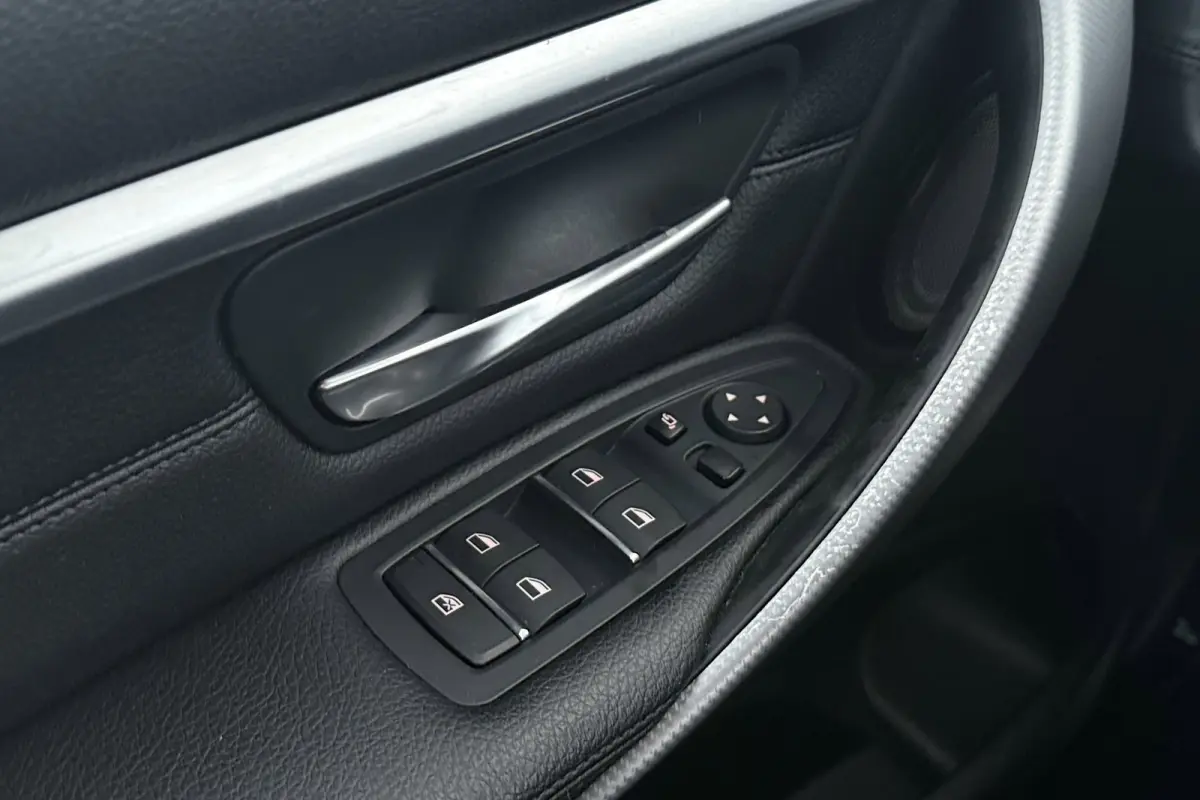318i High Executive M-Sport | Uitklap Trekhaak | Panoramadak | CarPlay | Harman/Kardon | Stoelverwarming |
