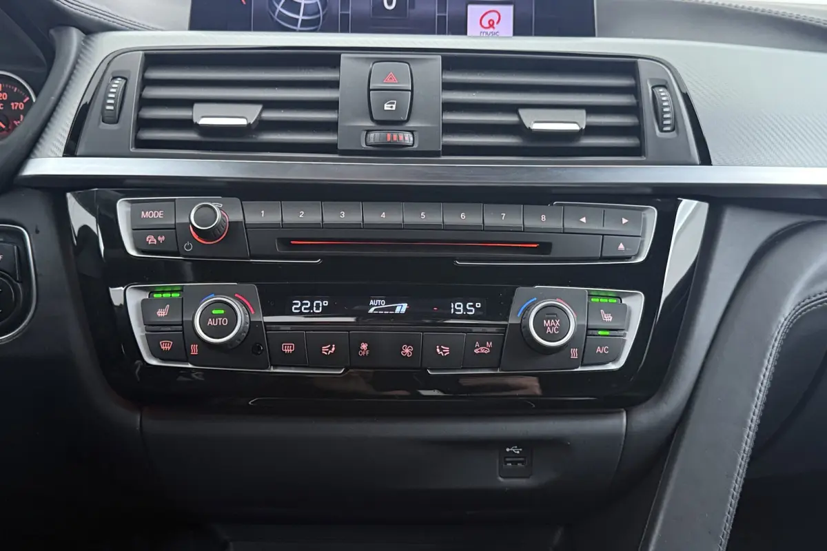 318i High Executive M-Sport | Uitklap Trekhaak | Panoramadak | CarPlay | Harman/Kardon | Stoelverwarming |