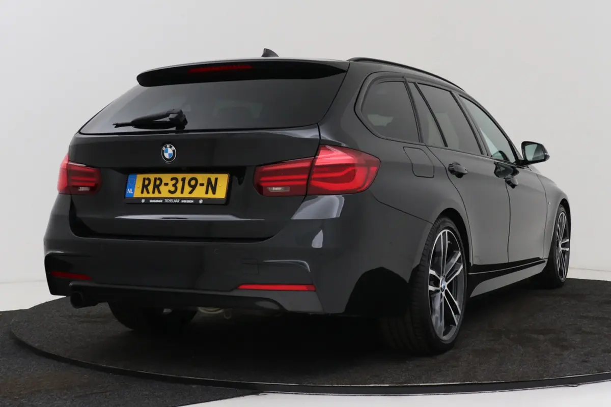 318i High Executive M-Sport | Uitklap Trekhaak | Panoramadak | CarPlay | Harman/Kardon | Stoelverwarming |