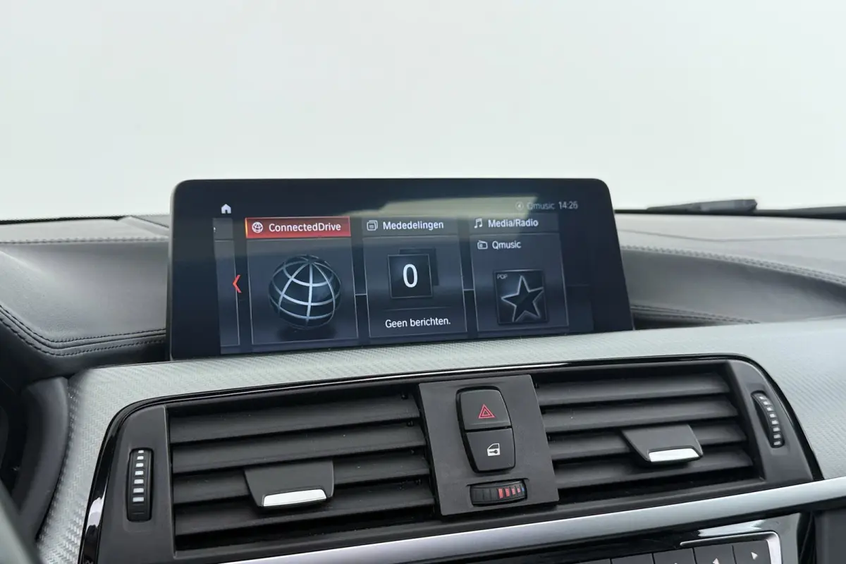 318i High Executive M-Sport | Uitklap Trekhaak | Panoramadak | CarPlay | Harman/Kardon | Stoelverwarming |