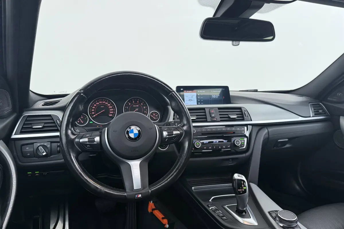 318i High Executive M-Sport | Uitklap Trekhaak | Panoramadak | CarPlay | Harman/Kardon | Stoelverwarming |