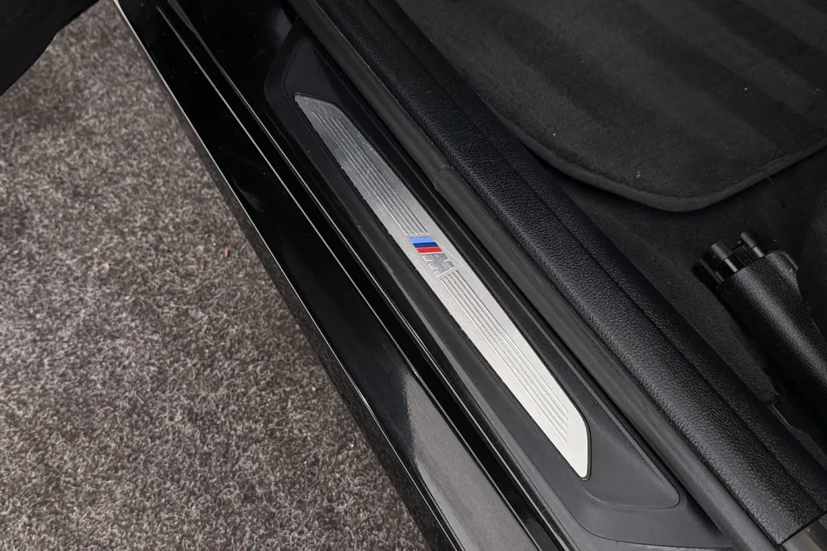 318i High Executive M-Sport | Uitklap Trekhaak | Panoramadak | CarPlay | Harman/Kardon | Stoelverwarming |