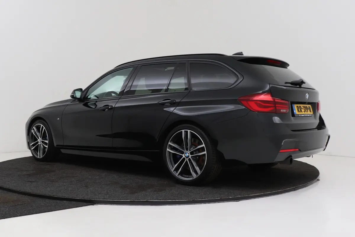 318i High Executive M-Sport | Uitklap Trekhaak | Panoramadak | CarPlay | Harman/Kardon | Stoelverwarming |