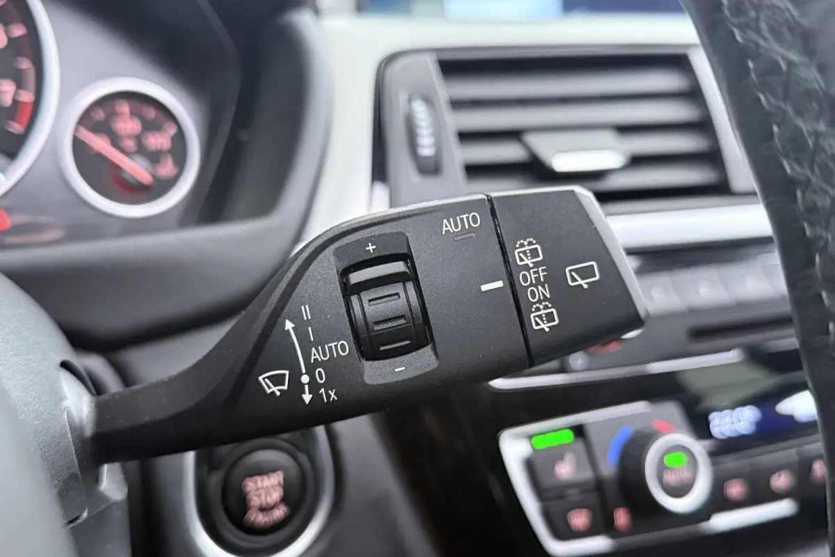 318i High Executive M-Sport | Uitklap Trekhaak | Panoramadak | CarPlay | Harman/Kardon | Stoelverwarming |