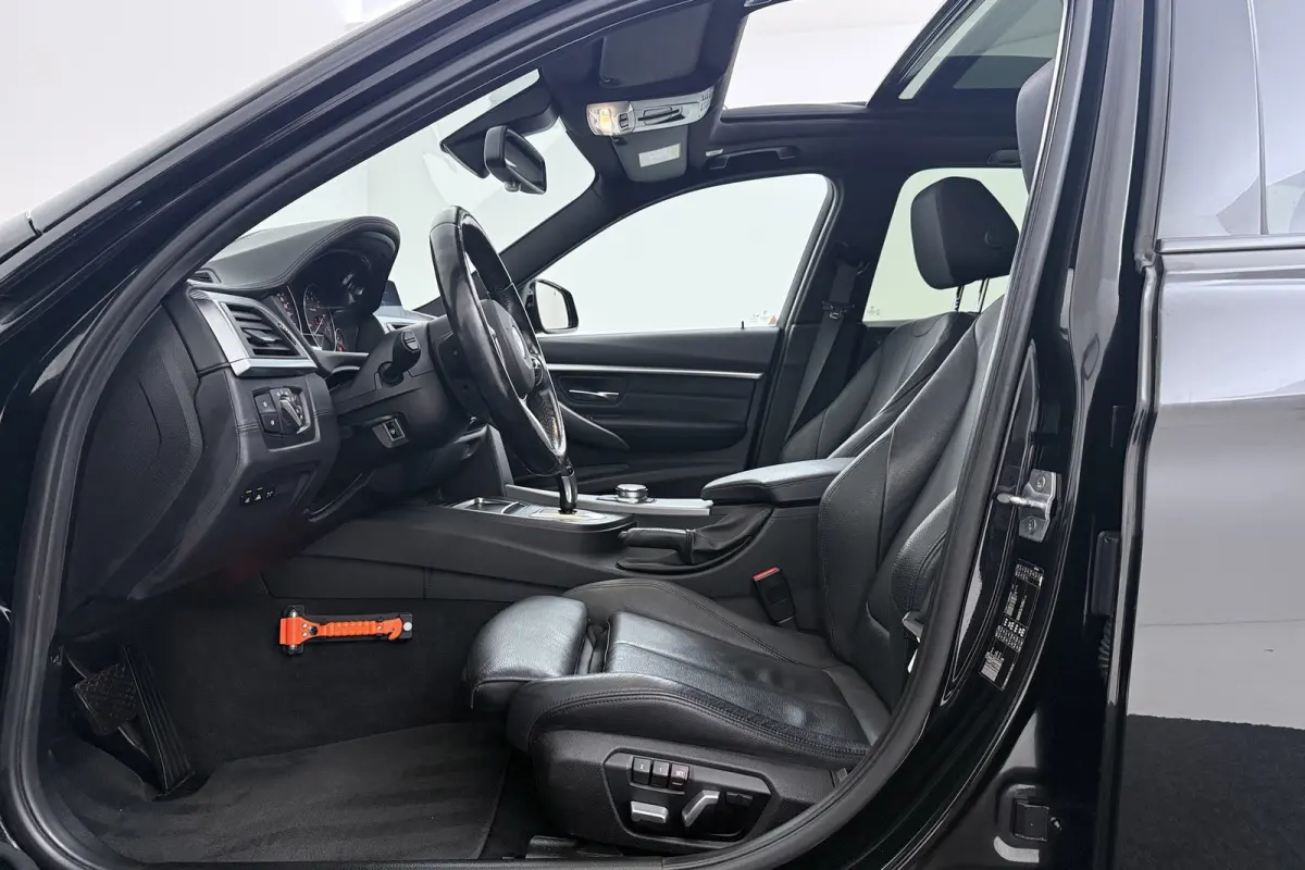 318i High Executive M-Sport | Uitklap Trekhaak | Panoramadak | CarPlay | Harman/Kardon | Stoelverwarming |
