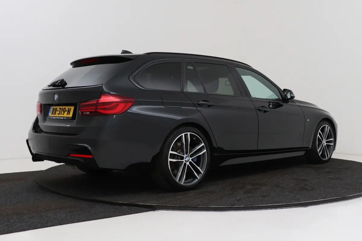 318i High Executive M-Sport | Uitklap Trekhaak | Panoramadak | CarPlay | Harman/Kardon | Stoelverwarming |