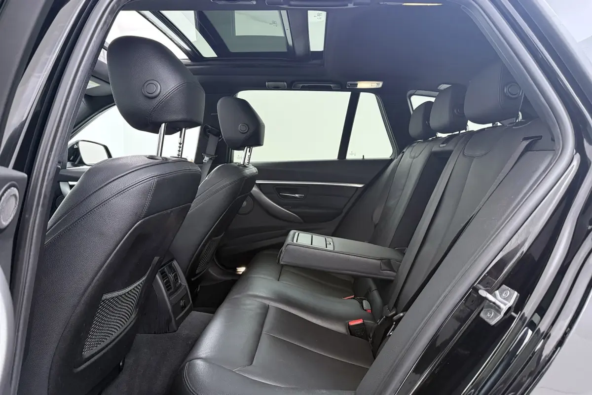 318i High Executive M-Sport | Uitklap Trekhaak | Panoramadak | CarPlay | Harman/Kardon | Stoelverwarming |