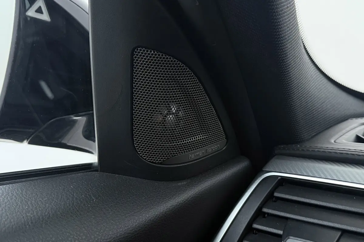 318i High Executive M-Sport | Uitklap Trekhaak | Panoramadak | CarPlay | Harman/Kardon | Stoelverwarming |