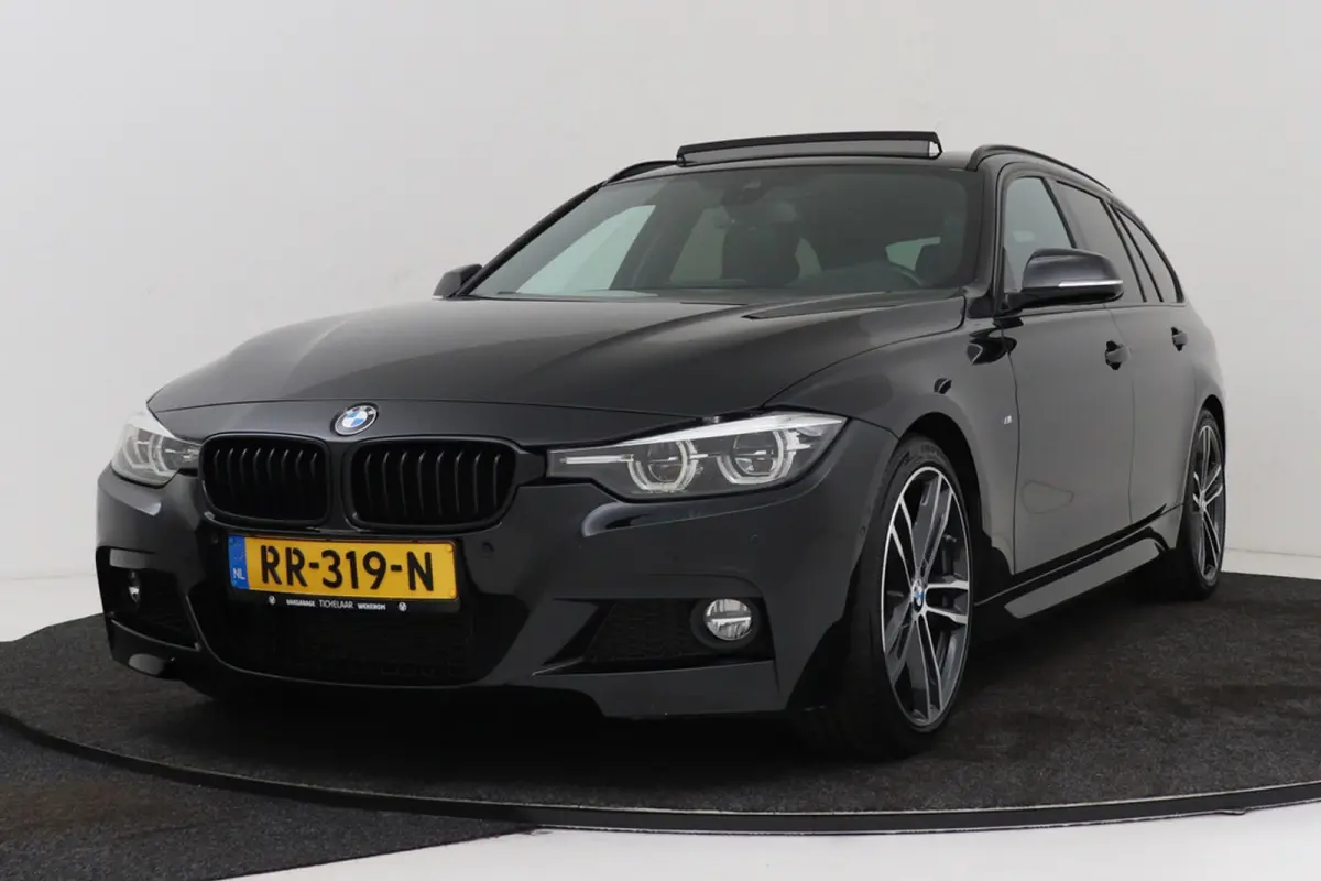 318i High Executive M-Sport | Uitklap Trekhaak | Panoramadak | CarPlay | Harman/Kardon | Stoelverwarming |