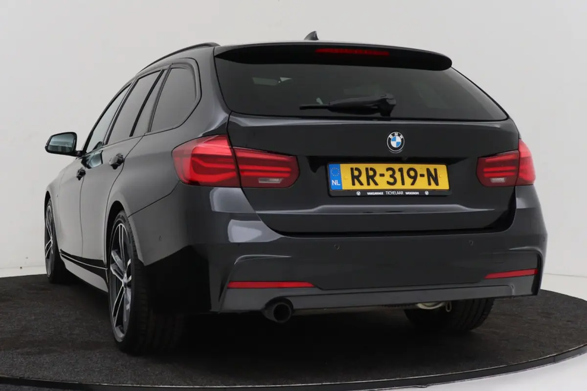 318i High Executive M-Sport | Uitklap Trekhaak | Panoramadak | CarPlay | Harman/Kardon | Stoelverwarming |