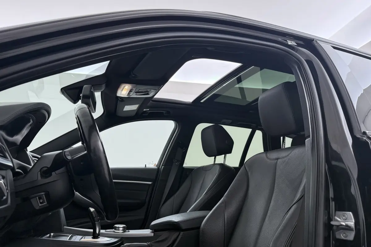 318i High Executive M-Sport | Uitklap Trekhaak | Panoramadak | CarPlay | Harman/Kardon | Stoelverwarming |