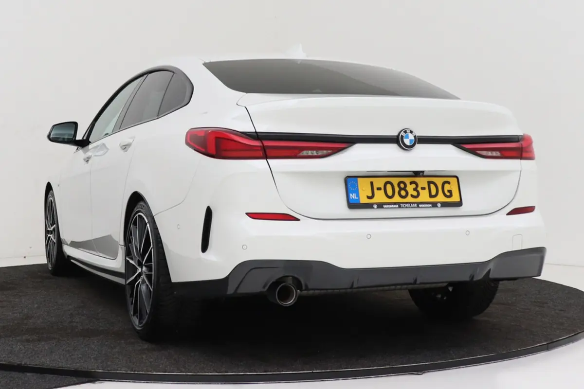 218i Executive Edition M-Sport | Digital Cockpit | Org NL | CarPlay | Camera | Stoelverwarming |