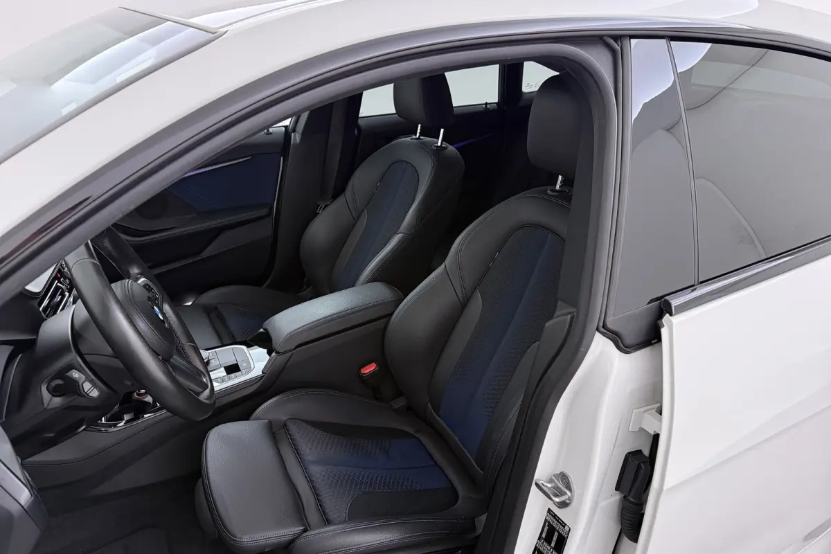 218i Executive Edition M-Sport | Digital Cockpit | Org NL | CarPlay | Camera | Stoelverwarming |