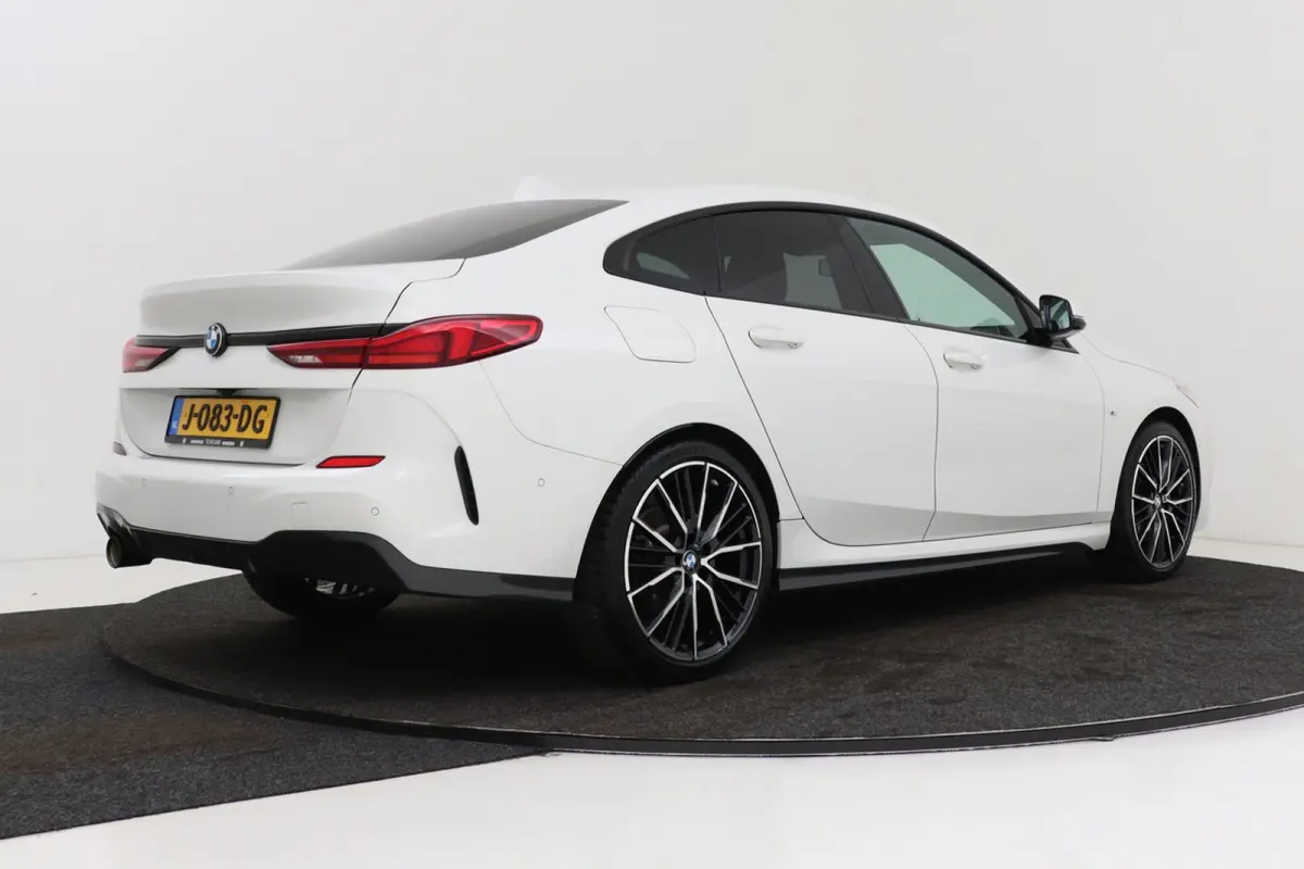218i Executive Edition M-Sport | Digital Cockpit | Org NL | CarPlay | Camera | Stoelverwarming |