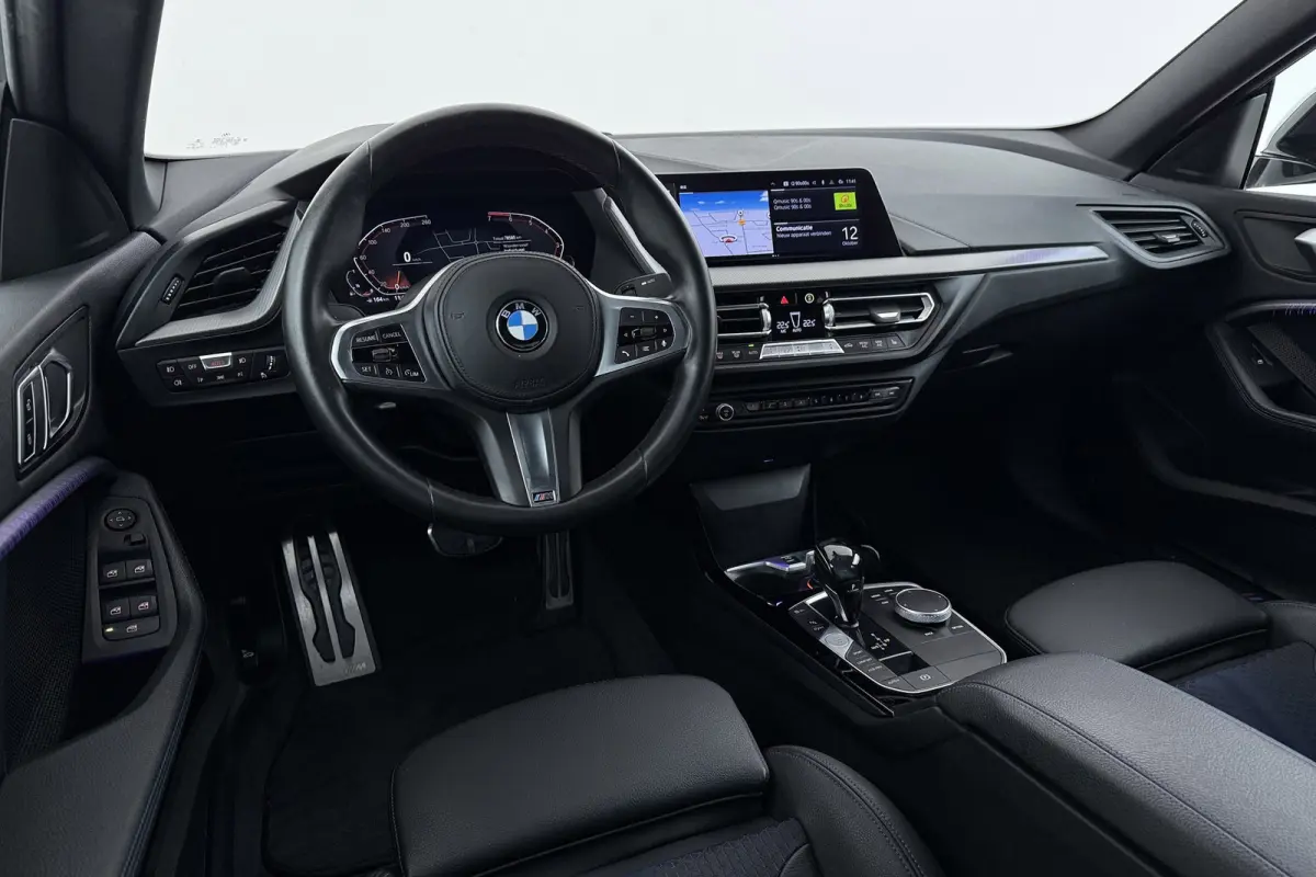 218i Executive Edition M-Sport | Digital Cockpit | Org NL | CarPlay | Camera | Stoelverwarming |
