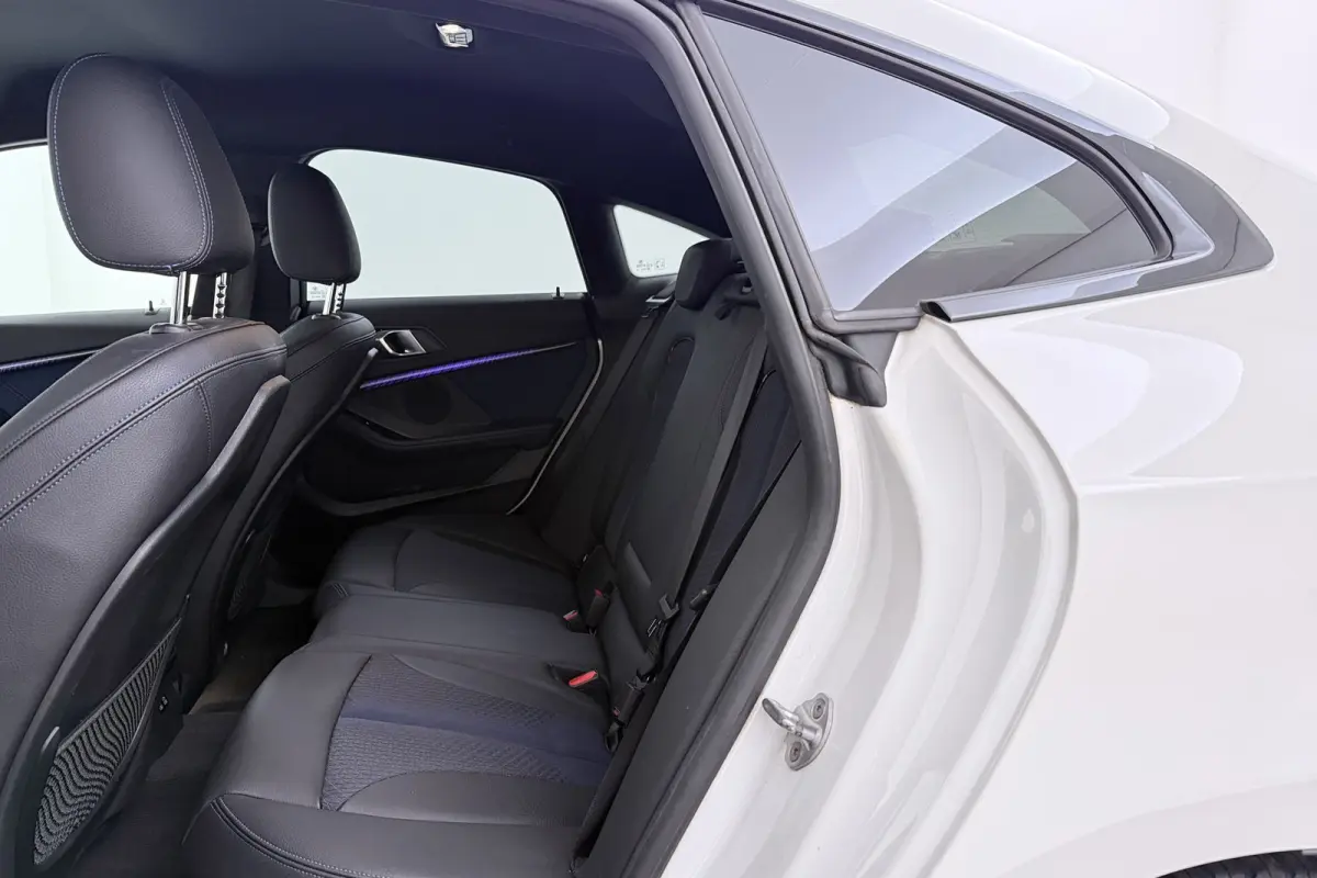 218i Executive Edition M-Sport | Digital Cockpit | Org NL | CarPlay | Camera | Stoelverwarming |
