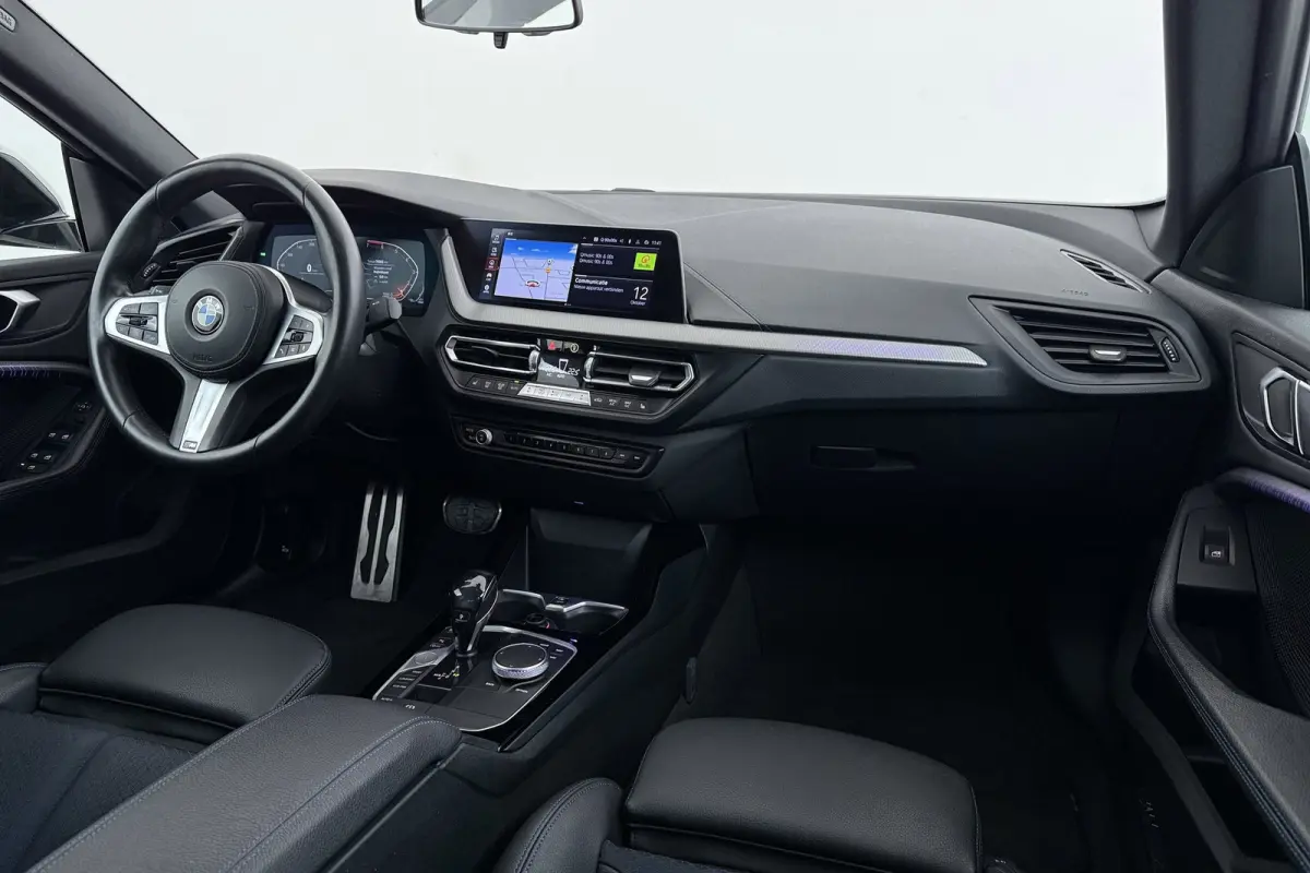 218i Executive Edition M-Sport | Digital Cockpit | Org NL | CarPlay | Camera | Stoelverwarming |