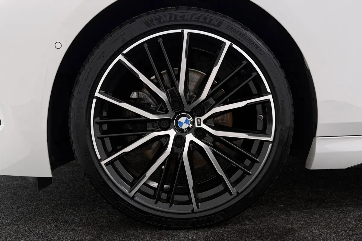 218i Executive Edition M-Sport | Digital Cockpit | Org NL | CarPlay | Camera | Stoelverwarming |