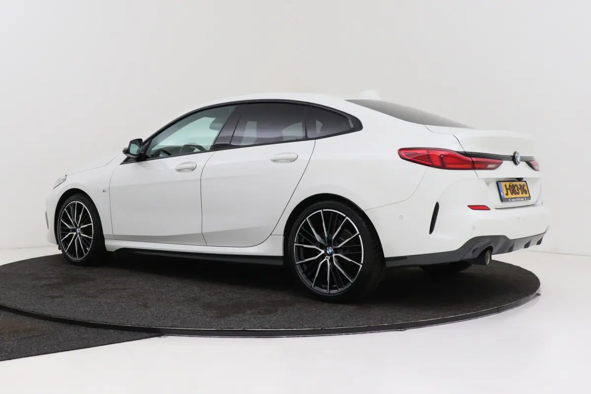 218i Executive Edition M-Sport | Digital Cockpit | Org NL | CarPlay | Camera | Stoelverwarming |