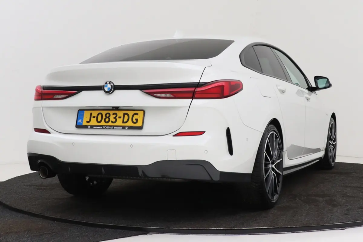 218i Executive Edition M-Sport | Digital Cockpit | Org NL | CarPlay | Camera | Stoelverwarming |