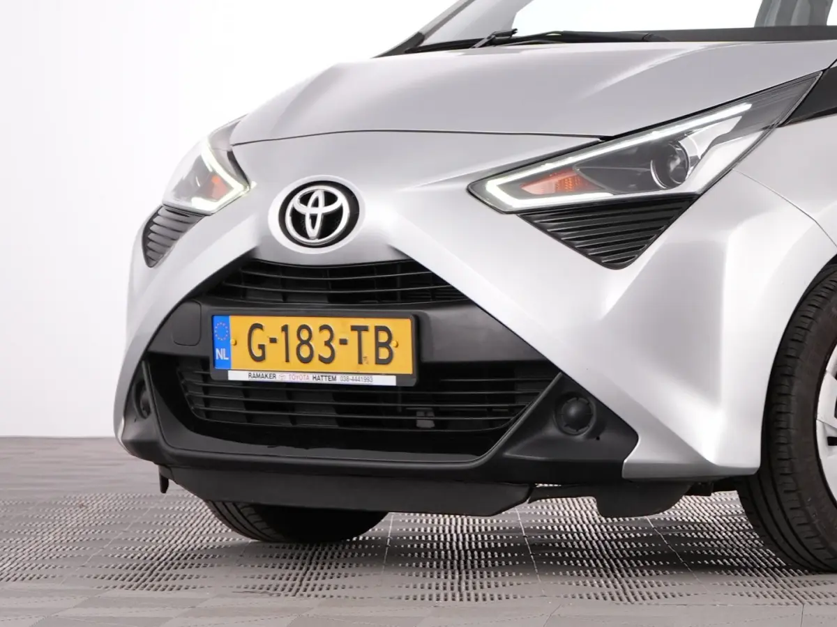 1.0 VVT-i x-play | AIRCO | CAMERA | CARPLAY !