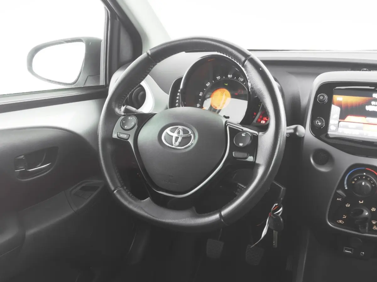 1.0 VVT-i x-play | AIRCO | CAMERA | CARPLAY !