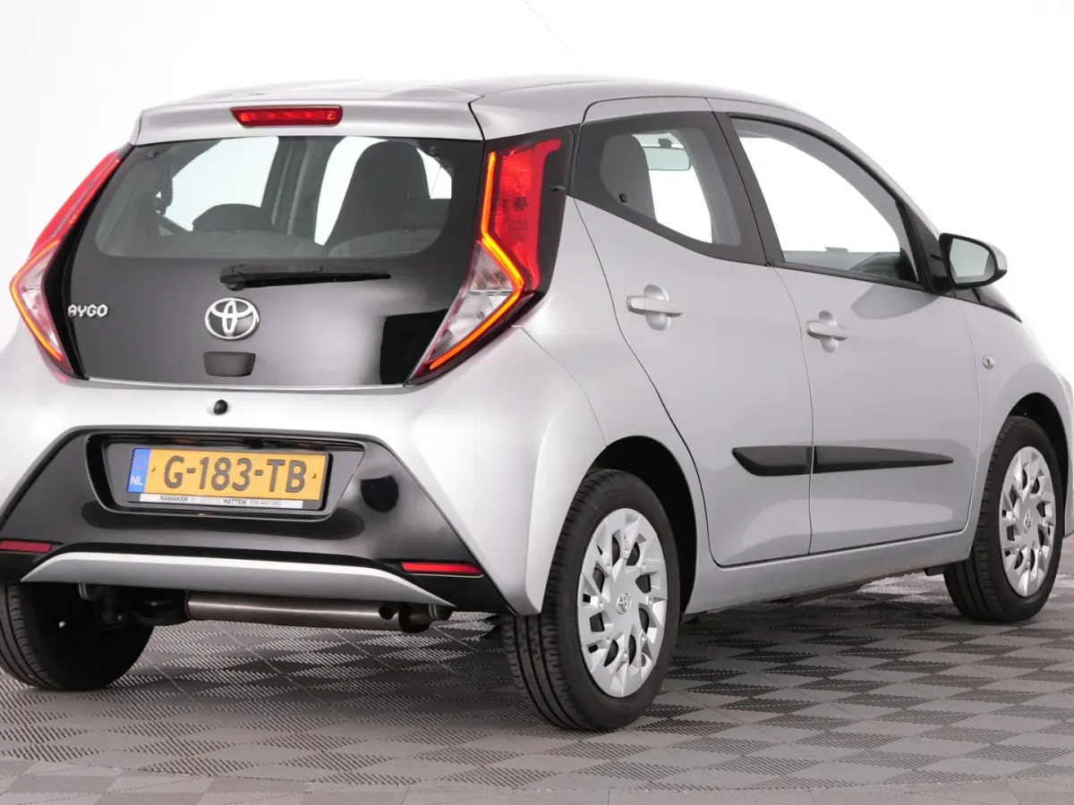 1.0 VVT-i x-play | AIRCO | CAMERA | CARPLAY !