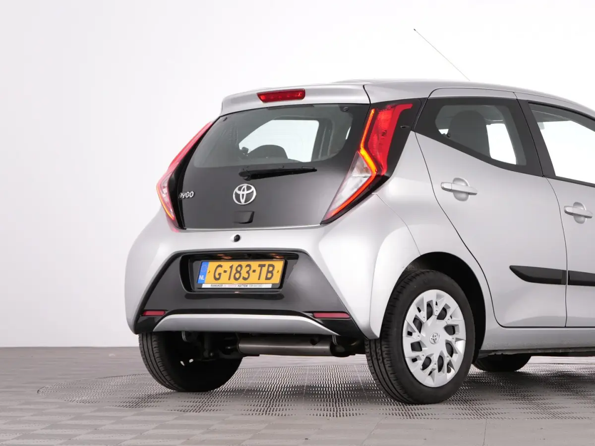 1.0 VVT-i x-play | AIRCO | CAMERA | CARPLAY !
