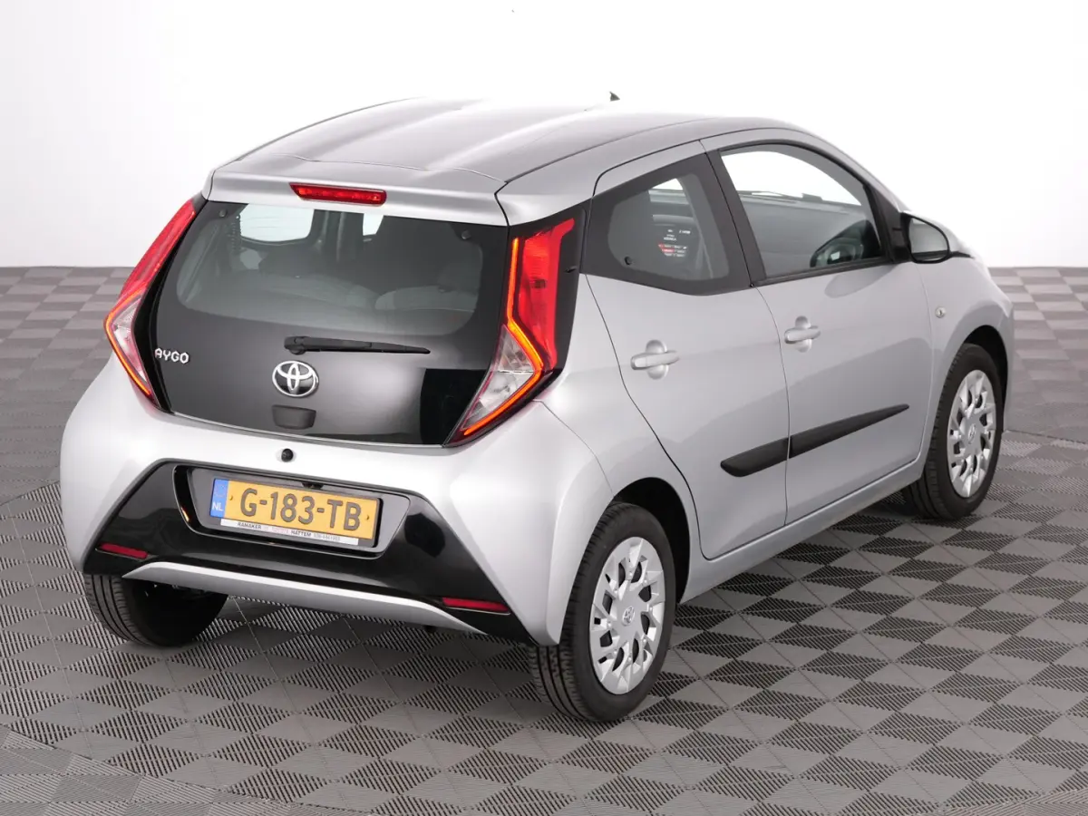 1.0 VVT-i x-play | AIRCO | CAMERA | CARPLAY !