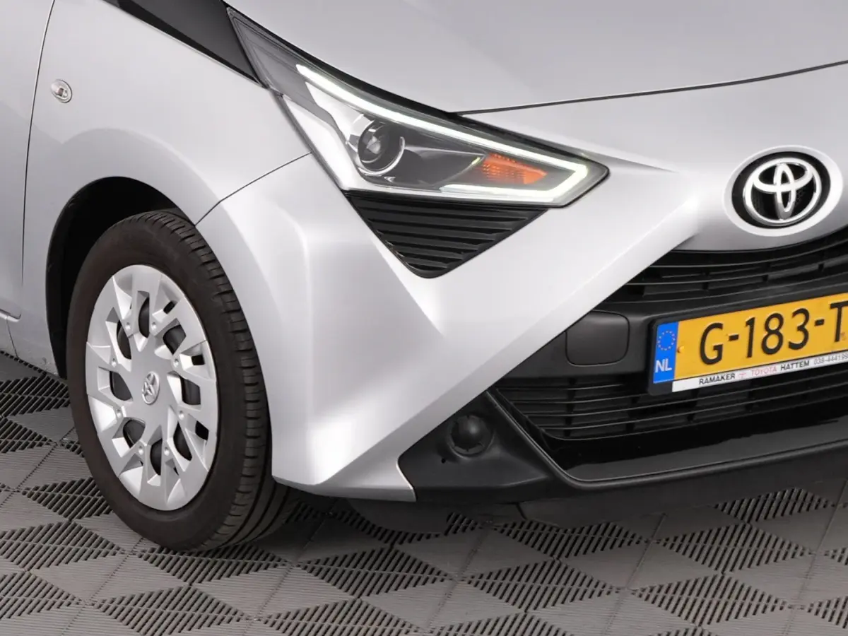 1.0 VVT-i x-play | AIRCO | CAMERA | CARPLAY !