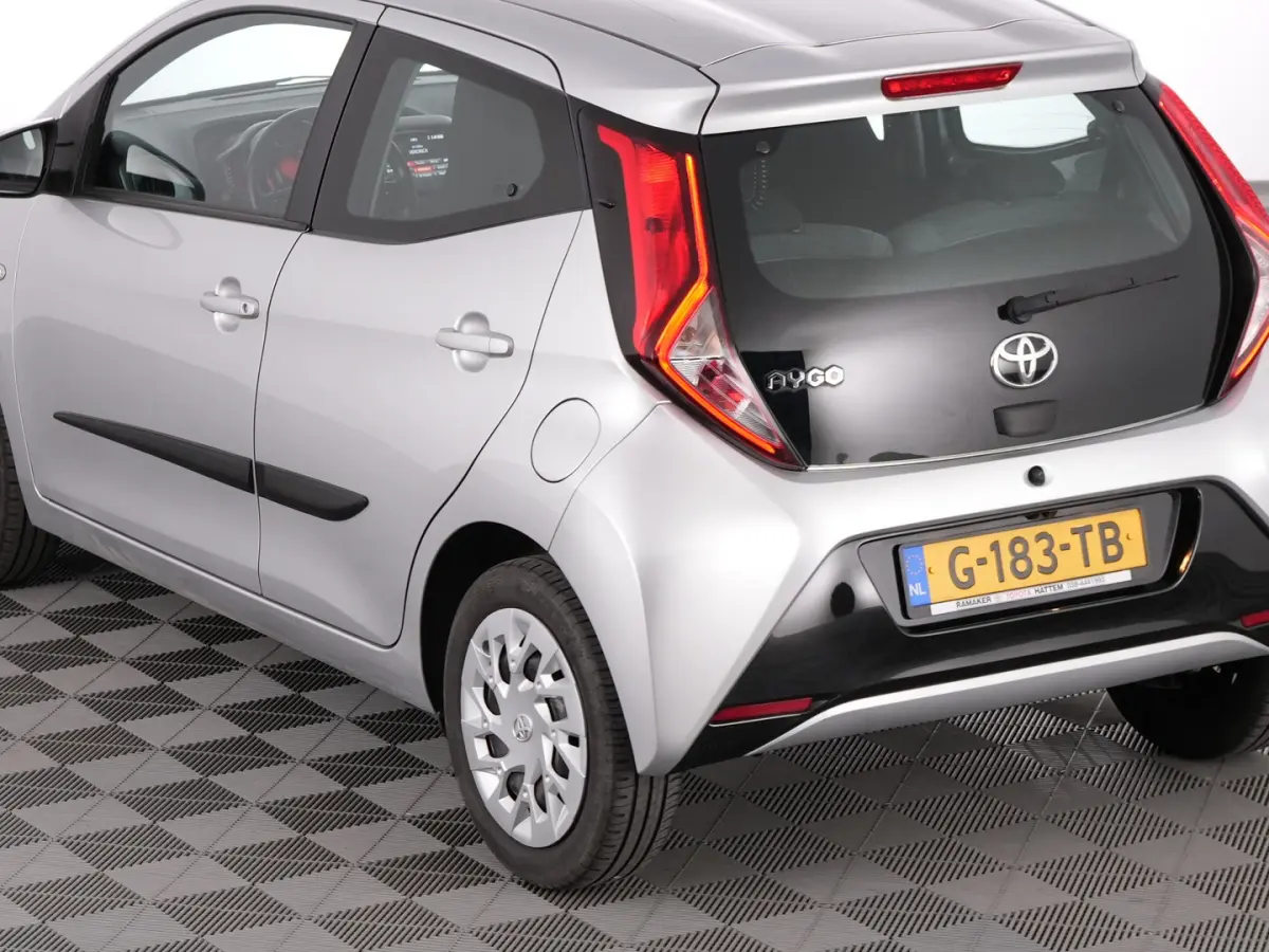 1.0 VVT-i x-play | AIRCO | CAMERA | CARPLAY !
