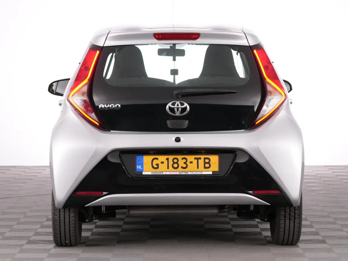 1.0 VVT-i x-play | AIRCO | CAMERA | CARPLAY !