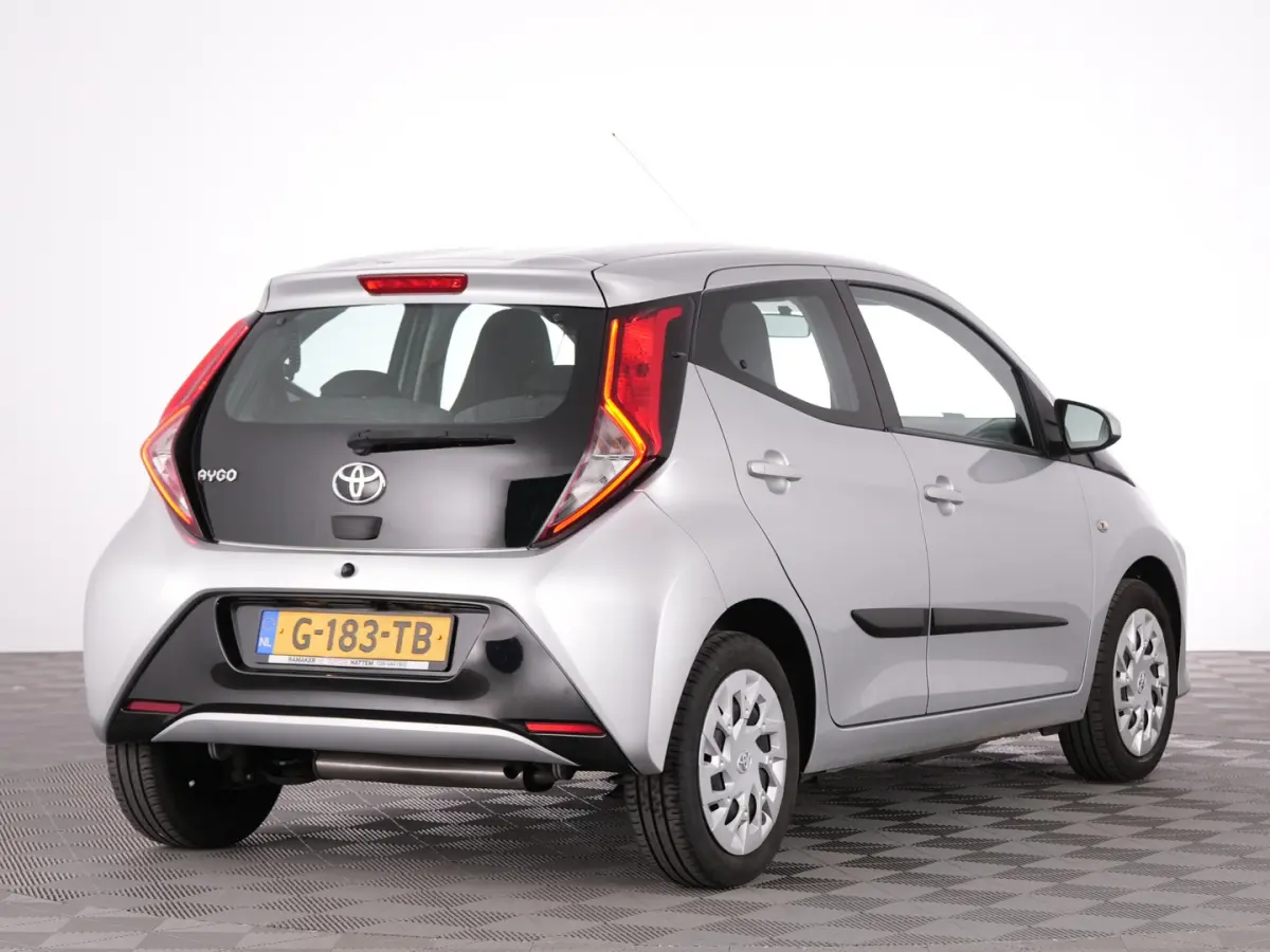 1.0 VVT-i x-play | AIRCO | CAMERA | CARPLAY !