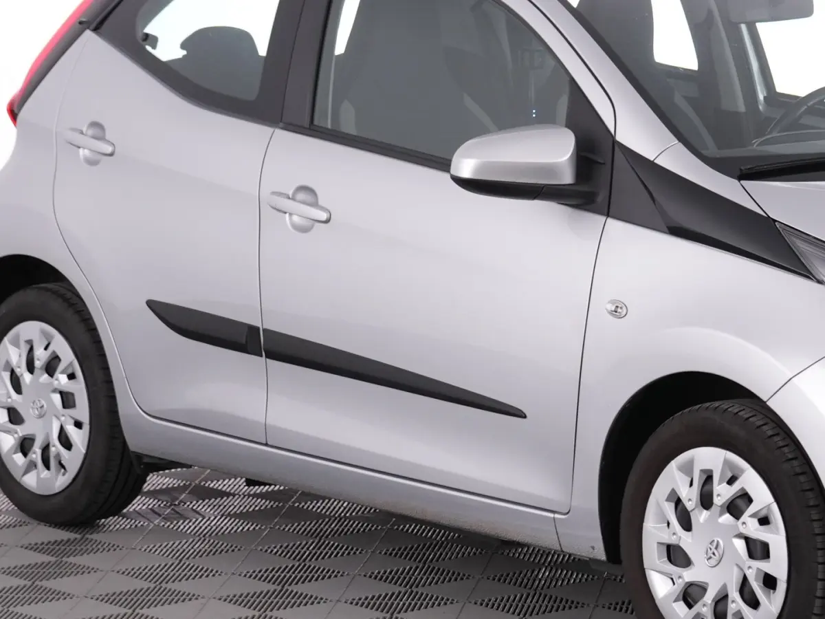 1.0 VVT-i x-play | AIRCO | CAMERA | CARPLAY !