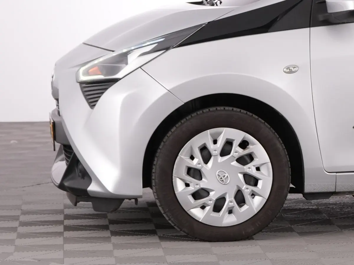 1.0 VVT-i x-play | AIRCO | CAMERA | CARPLAY !