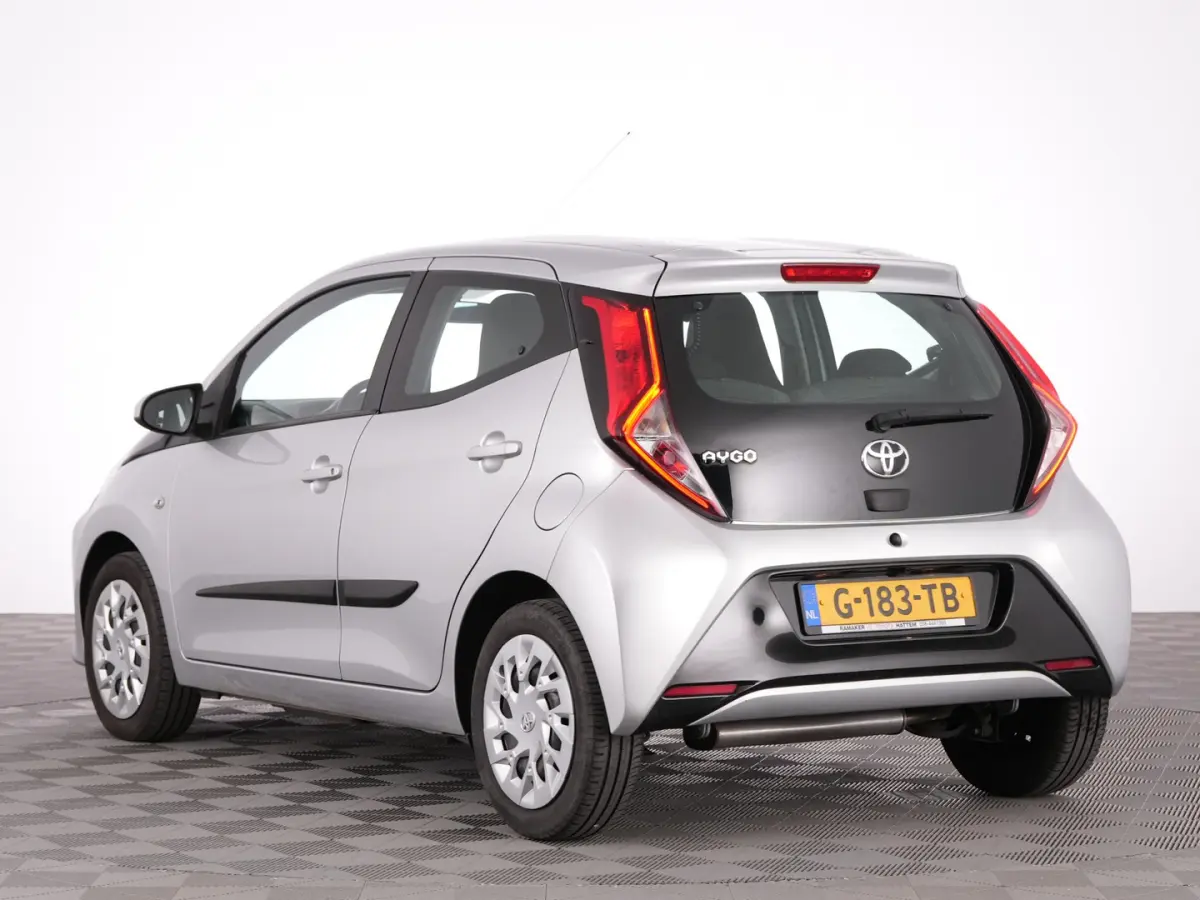 1.0 VVT-i x-play | AIRCO | CAMERA | CARPLAY !