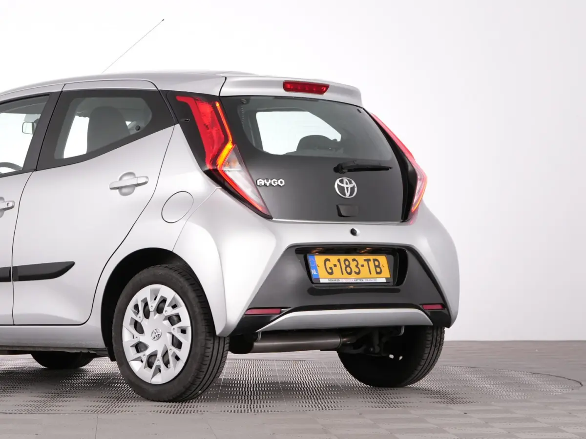 1.0 VVT-i x-play | AIRCO | CAMERA | CARPLAY !