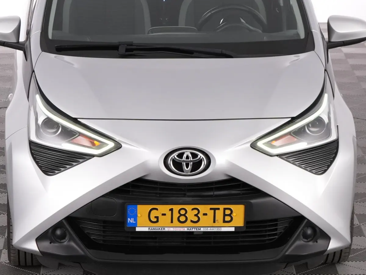 1.0 VVT-i x-play | AIRCO | CAMERA | CARPLAY !